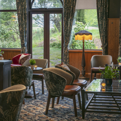 <p>LOUNGE</p>