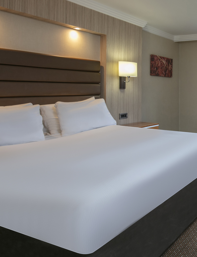 ROOMS & SUITES